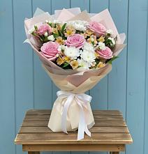 Букет цветов из:  Гвоздики, Орхидеи и Розы в Горном Забайкальского края