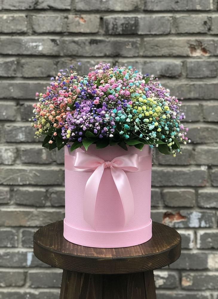 Цветочная композиция из Гипсофила и Розы в шляпной коробке в Горном Забайкальского края