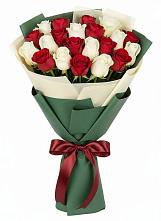 Букет Микс из красных и белых роз в Горном Забайкальского края