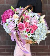 Композиция солнечный день в Горном Забайкальского края Цветочная композиция из Розы, Хризантемы, Пионы и Лизиантусы в корзине в Горном Забайкальского края
