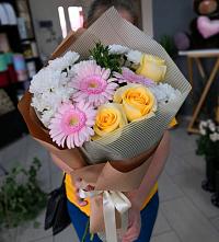 Букет цветов из:  Герберы, Розы и Хризантемы в Горном Забайкальского края