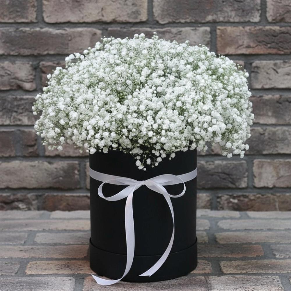 Цветочная композиция из Гипсофила в шляпной коробке в Горном Забайкальского края