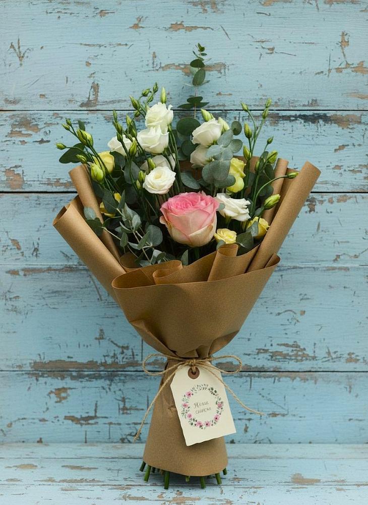 Букет цветов из: Розы и Лизиантусы в Горном Забайкальского края