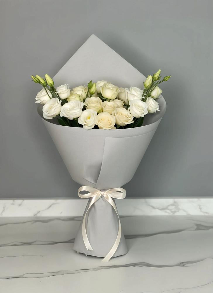 Букет цветов из: Розы и Лизиантусы в Горном Забайкальского края