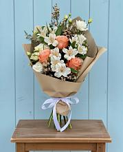 Букет цветов из:  Альстромерии, Лизиантусы, Розы и Хризантемы в Горном Забайкальского края