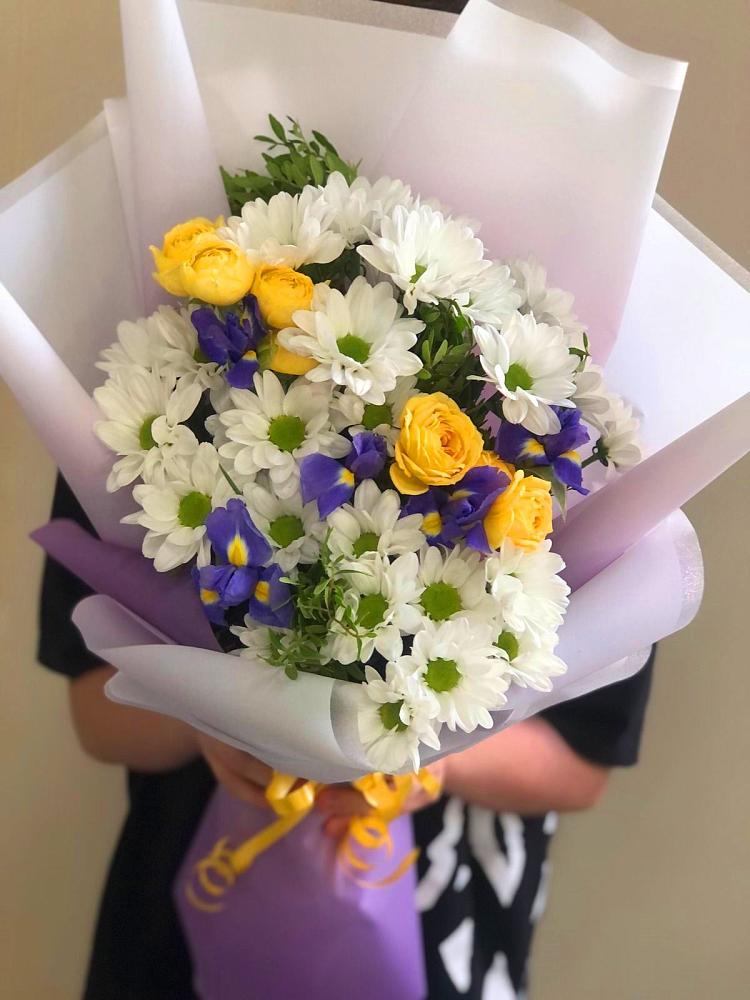 Букет цветов из: Ирисы, Хризантемы и Розы в Горном Забайкальского края