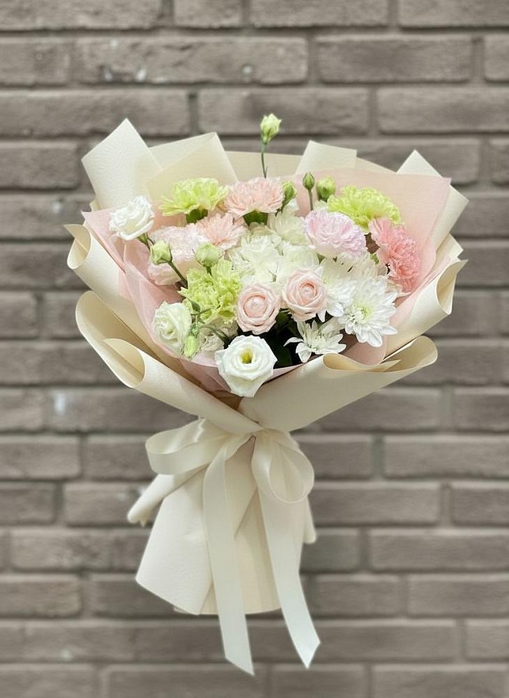 Букет цветов из: Гвоздики, Розы, Лизиантусы и Хризантемы в Горном Забайкальского края