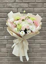 Букет цветов из:  Гвоздики, Розы, Лизиантусы и Хризантемы в Горном Забайкальского края