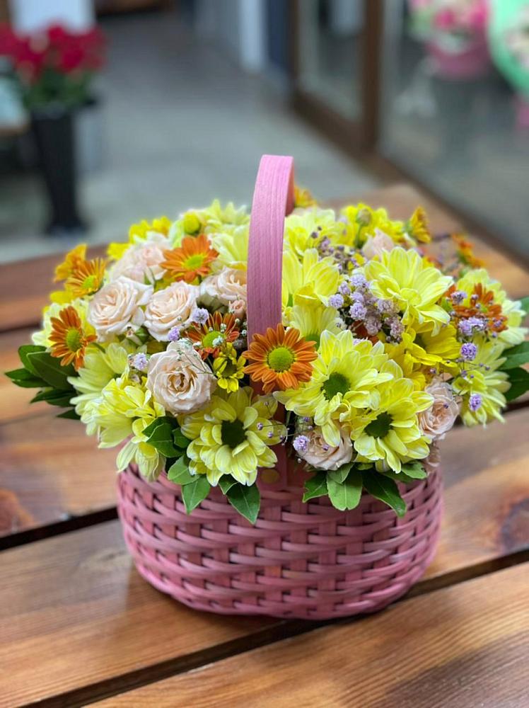 Цветочная композиция из Хризантемы и Розы в корзине в Горном Забайкальского края