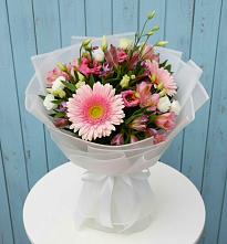 Букет цветов из:  Герберы, Альстромерии и Лизиантусы в Горном Забайкальского края