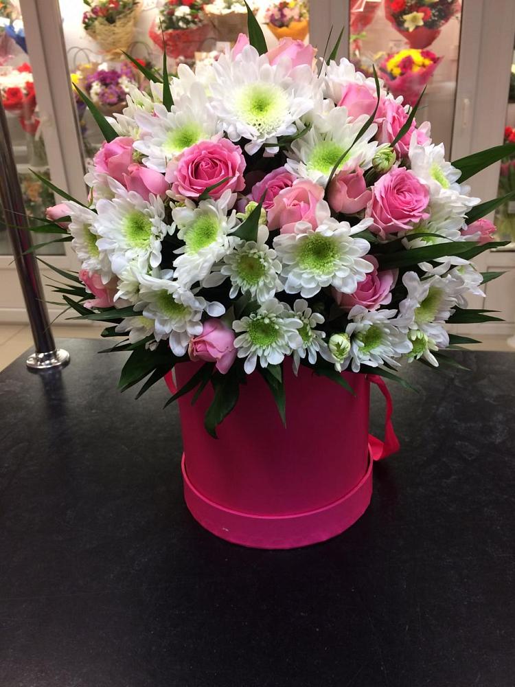 Цветочная композиция из Розы и Хризантемы в шляпной коробке в Горном Забайкальского края