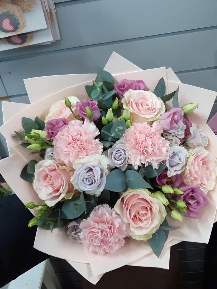 Букет цветов из: Розы, Гвоздики и Лизиантусы в Горном Забайкальского края