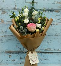 Букет цветов из:  Розы и Лизиантусы в Горном Забайкальского края