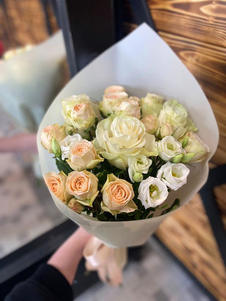 Букет цветов из: Розы и Лизиантусы в Горном Забайкальского края